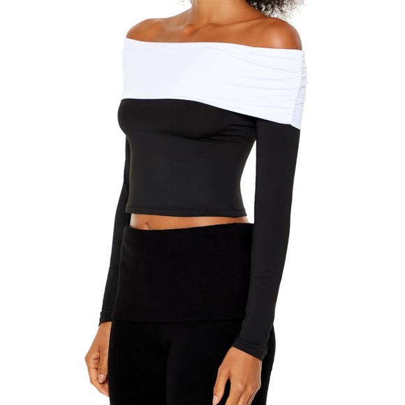 🌹🆕 Black and White Off the Shoulder crop Top y2k medium - Picture 5 of 5